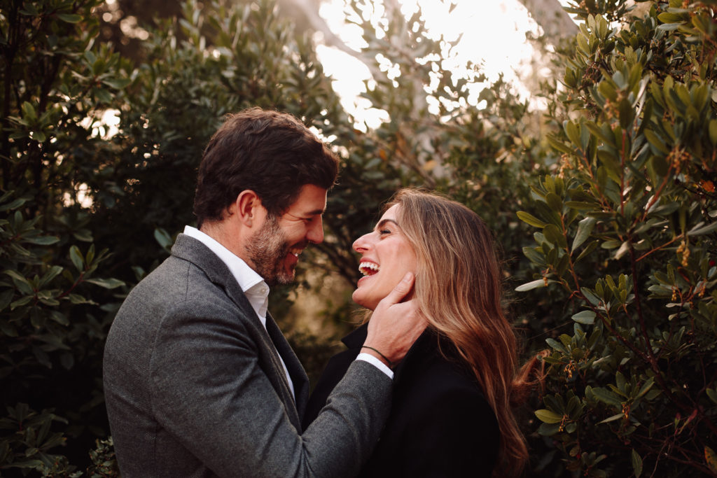 Prebodas Sesión de fotos de pareja en Barcelona, luz de atardecer