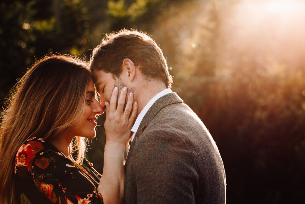 Pareja fotografiada durante una sesión de preboda en Barcelona